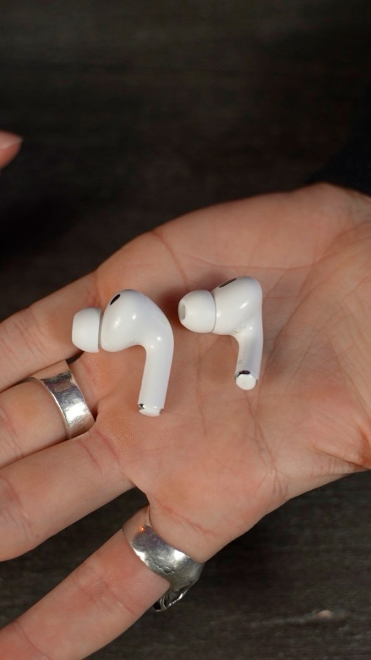 Les nouveaux AirPods à gauche, les anciens à droite. Les embouts sont plus penchés.  // Source : Numerama