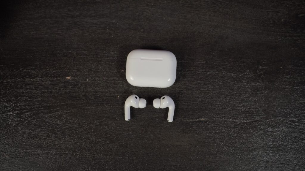 Le boîtier des AirPods Pro 3 ne change pas de dimension, mais il y a plusieurs changements internes. // Source : Numerama Le boîtier des AirPods Pro 3 ne change pas de dimension, mais il y a plusieurs changements internes. // Source : Numerama