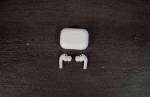 Le boîtier des AirPods Pro 3 ne change pas de dimension, mais il y a plusieurs changements internes. // Source : Numerama