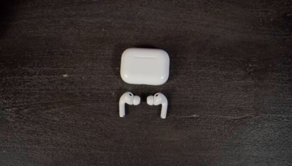Le boîtier des AirPods Pro 3 ne change pas de dimension, mais il y a plusieurs changements internes. // Source : Numerama