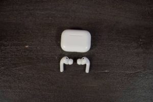 Le boîtier des AirPods Pro 3 ne change pas de dimension, mais il y a plusieurs changements internes. // Source : Numerama Le boîtier des AirPods Pro 3 ne change pas de dimension, mais il y a plusieurs changements internes. // Source : Numerama