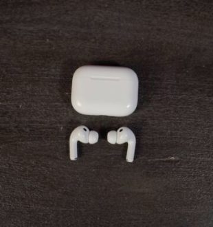 Le boîtier des AirPods Pro 3 ne change pas de dimension, mais il y a plusieurs changements internes. // Source : Numerama Le boîtier des AirPods Pro 3 ne change pas de dimension, mais il y a plusieurs changements internes. // Source : Numerama