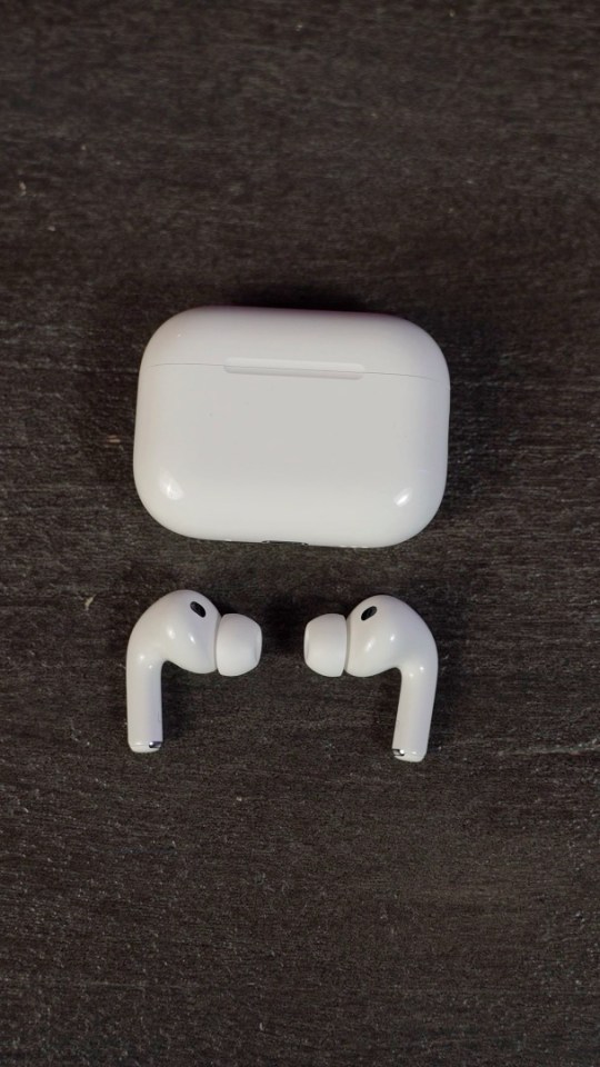 Le boîtier des AirPods Pro 3 ne change pas de dimension, mais il y a plusieurs changements internes. // Source : Numerama Le boîtier des AirPods Pro 3 ne change pas de dimension, mais il y a plusieurs changements internes. // Source : Numerama