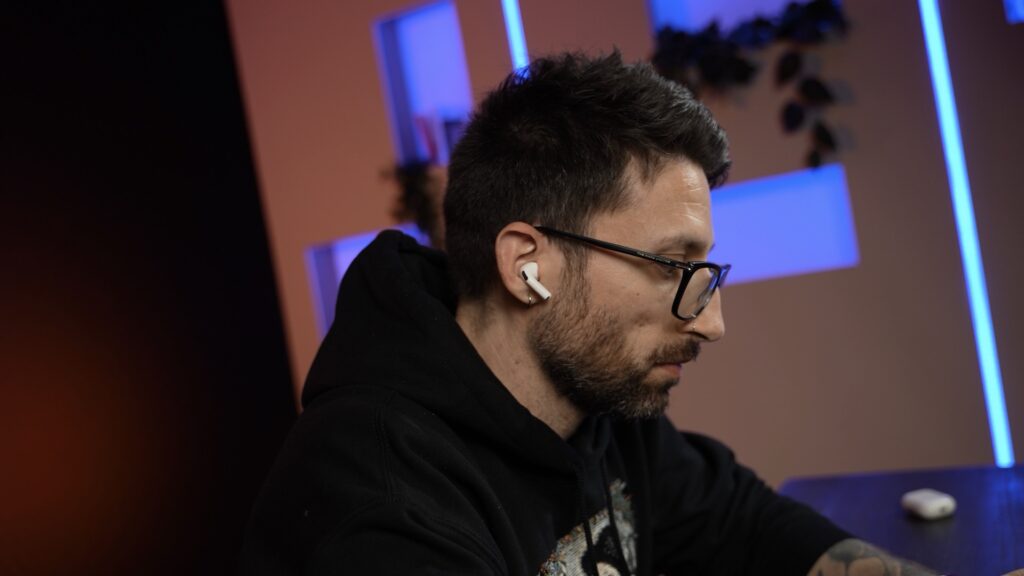 Les AirPods Pro 3 peuvent être portés longtemps sans gêner. // Source : Numerama Les AirPods Pro 3 peuvent être portés longtemps sans gêner. // Source : Numerama
