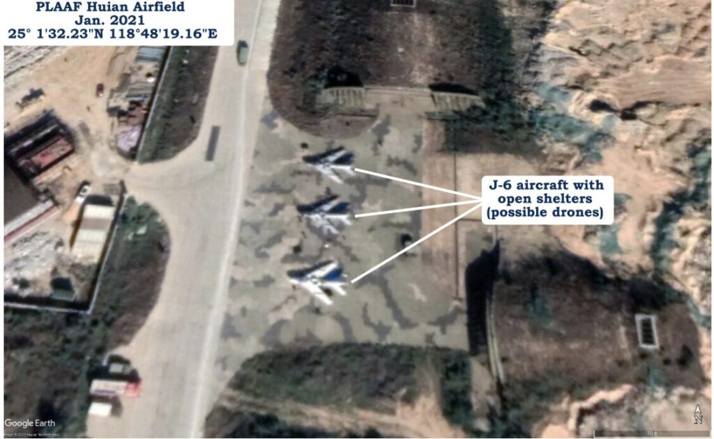 En 2022, l'étude du Mitchell Institute for Aerospace Studies présentait des images satellites de plusieurs J-6 stationnés sur des aérodromes et évoquait la possibilité qu'ils aient étaient transformés en drones de combat // Source : Mitchell Institute for Aerospace Studies