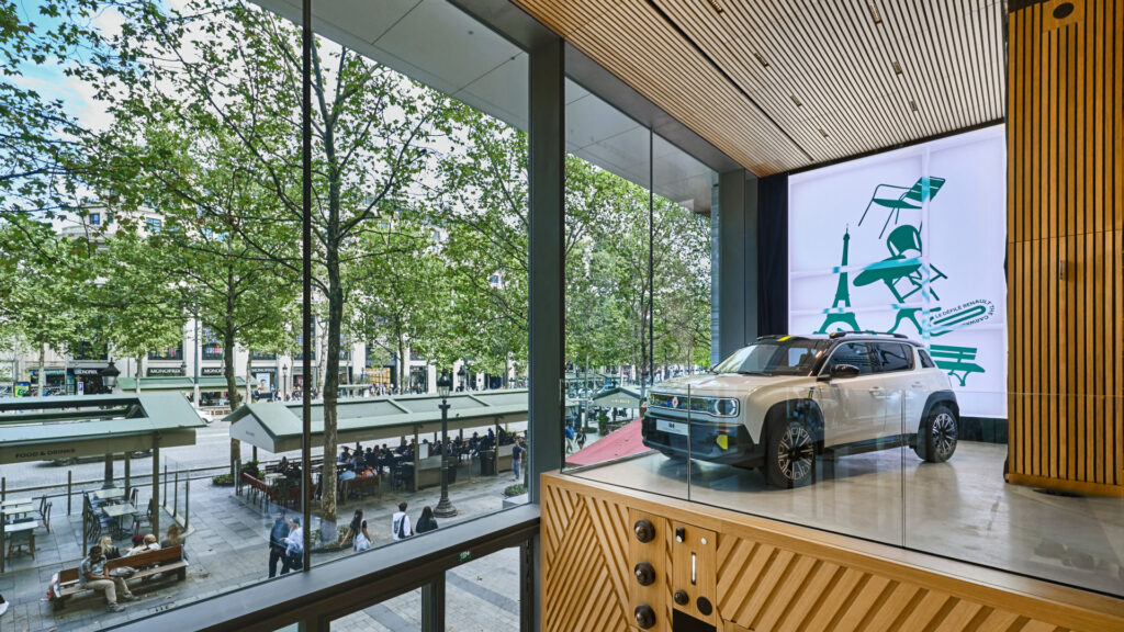 Cette Renault 4 domine la plus belle avenue du monde // Source : Clément Choulot pour Renault Cette Renault 4 domine la plus belle avenue du monde // Source : Clément Choulot pour Renault