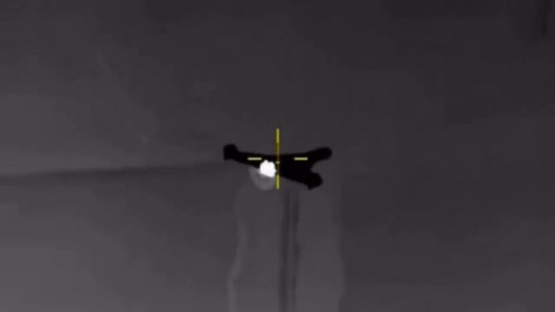 Un hélicoptère ukrainien abat un drone russe à la mitrailleuse (vidéo)