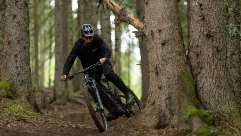 L’un des VTT électriques les plus performants de Decathlon baisse son prix