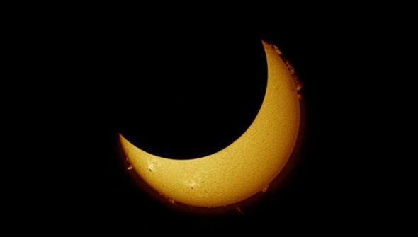 Éclipse solaire du 21 septembre 2025. // Source : Via X @astrostew (photo recadrée)