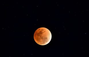 Éclipse totale de Lune. // Source : Envato