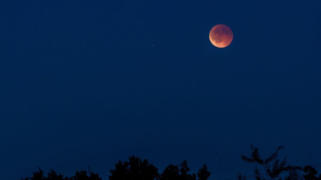 La Lune rougissante dans le ciel nocturne. // Source : Flickr/CC/Jürgen Mangelsdorf (photo recadrée)