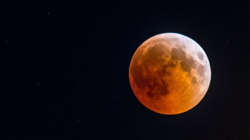Mais pourquoi la Lune devient rouge pendant une éclipse ?