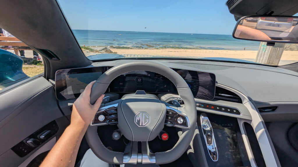 Au volant du MG Cyberster // Source : Raphaelle Baut pour Numerama