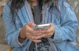 Premier smartphone pour son adolescent : nos conseils pour bien l’accompagner (et se rassurer)