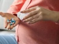 Femme enceinte prenant des médicaments. // Source : Canva