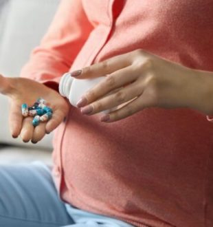 Femme enceinte prenant des médicaments. // Source : Canva
