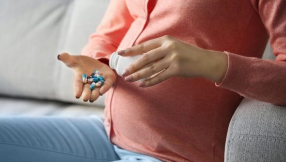 Femme enceinte prenant des médicaments. // Source : Canva Femme enceinte prenant des médicaments. // Source : Canva