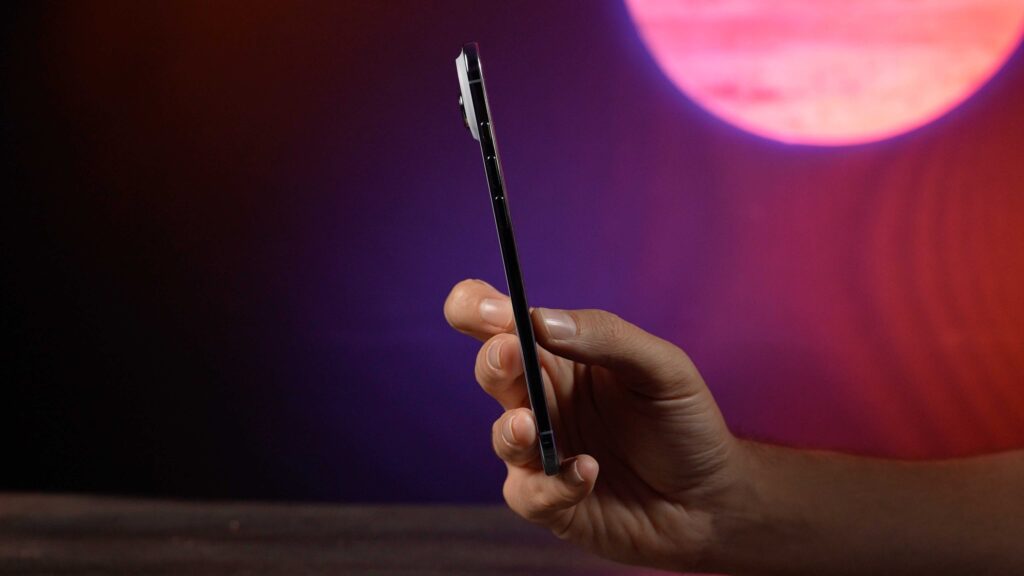 La finesse de l'iPhone Air est absolument impressionnante en main. Plus encore que le Galaxy S25 Edge de Samsung. // Source : Numerama