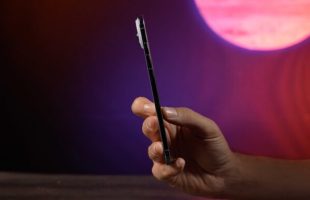 La finesse de l'iPhone Air est absolument impressionnante en main. Plus encore que le Galaxy S25 Edge de Samsung. // Source : Numerama La finesse de l'iPhone Air est absolument impressionnante en main. Plus encore que le Galaxy S25 Edge de Samsung. // Source : Numerama