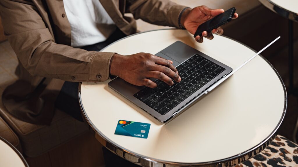 Carte bancaire physique ou virtuelle, c'est vous qui choisissez pour régler vos achats en ligne // Source : Fortuneo