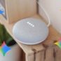 Le Google Home Mini et Gemini. // Source : Numerama
