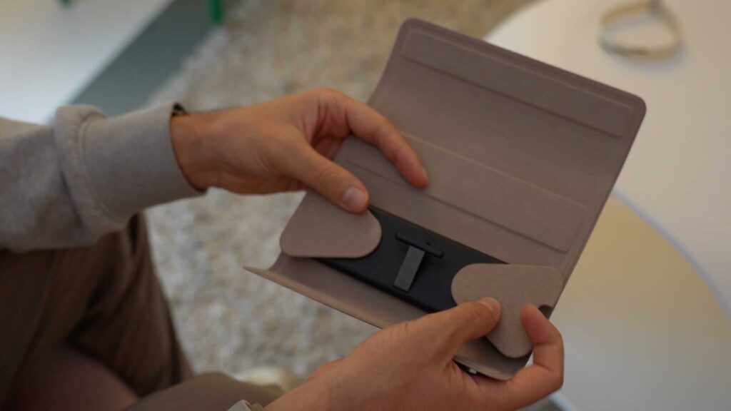 La très ingénieuse boîte des Meta Ray-Ban Display peut se plier pour être plate.