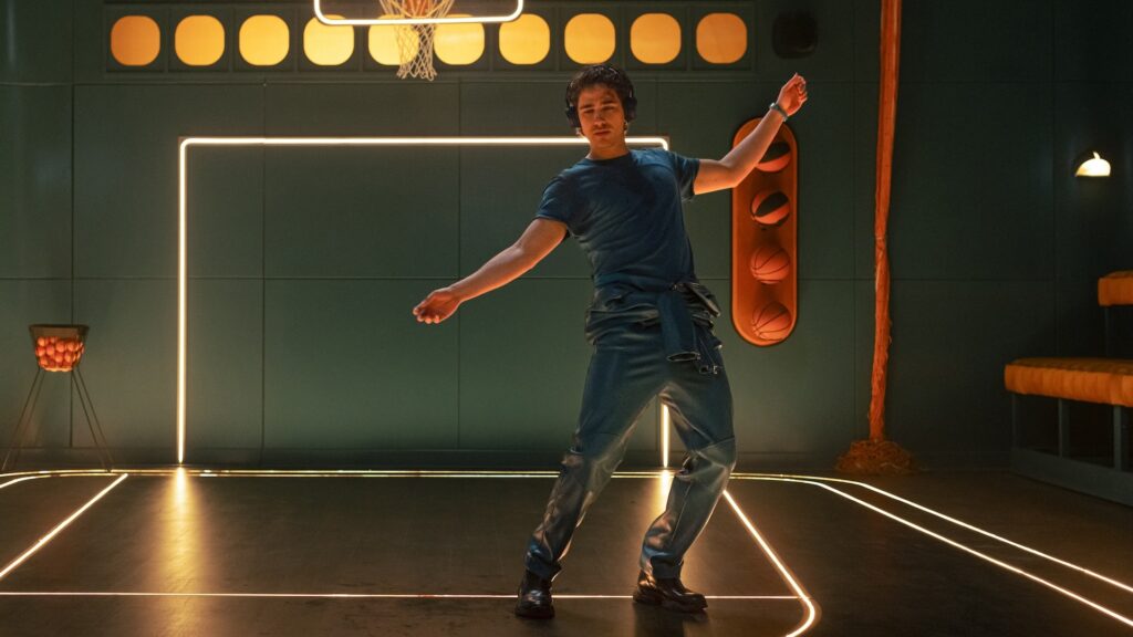 ATOMIC MONKEYS. Pau Simon as Max in episode 05 of ATOMIC MONKEYS. Cr. Tamara Arranz/NETFLIX © 2024 ATOMIC MONKEYS. Pau Simon as Max in episode 05 of ATOMIC MONKEYS. Cr. Tamara Arranz/NETFLIX © 2024