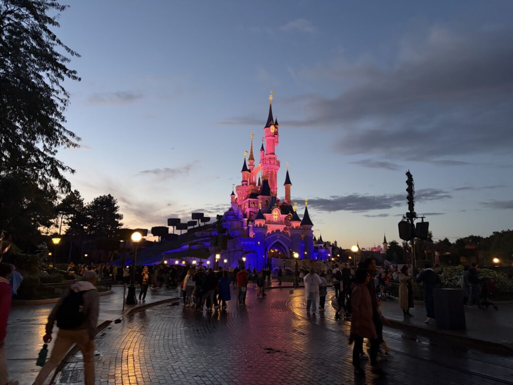 Les photos de nuit, même avec un capteur plus petit, sont satisfaisantes. L'iPhone 17 Pro s'en sort mieux.