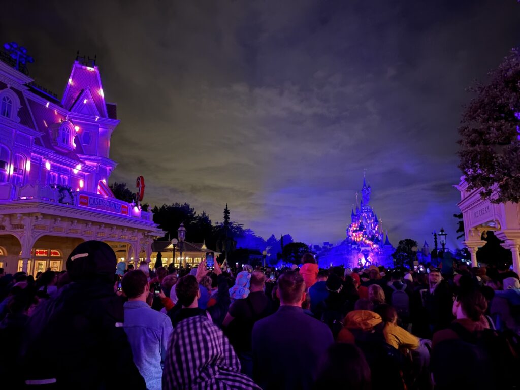 Quand on manque vraiment de lumière, on commence à voir les limites du capteur. Ici, le château et les immeubles sont mal définis.