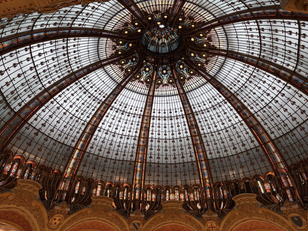 Dans cette configuration, l'absence d'ultra grand-angle est regrettable. On doit reculer pour prendre en photo le plafond.