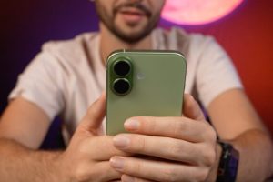L'iPhone 17 vert en main. // Source : Numerama