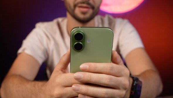 L'iPhone 17 vert en main. // Source : Numerama