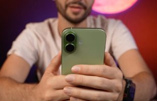 L'iPhone 17 vert en main. // Source : Numerama L'iPhone 17 vert en main. // Source : Numerama