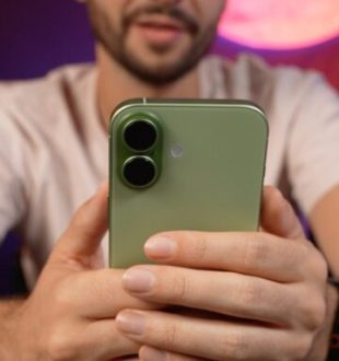 L'iPhone 17 vert en main. // Source : Numerama L'iPhone 17 vert en main. // Source : Numerama