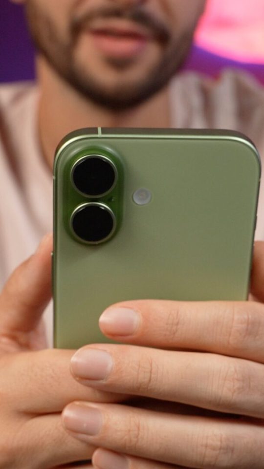 L'iPhone 17 vert en main. // Source : Numerama L'iPhone 17 vert en main. // Source : Numerama