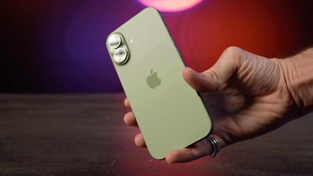 Le dos de l'iPhone 17 est très ressemblant à celui de l'iPhone 16. // Source : Numerama