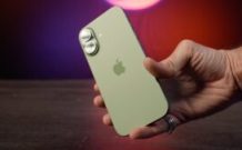 Le dos de l'iPhone 17 est très ressemblant à celui de l'iPhone 16. // Source : Numerama Le dos de l'iPhone 17 est très ressemblant à celui de l'iPhone 16. // Source : Numerama