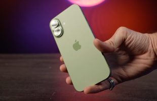 Le dos de l'iPhone 17 est très ressemblant à celui de l'iPhone 16. // Source : Numerama