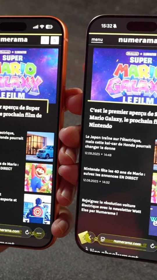 L'écran de l'iPhone 17 Pro Max, à gauche, a moins de reflets que celui du 16 Pro Max, à droite. // Source : Alfred Tertrais - Numerama