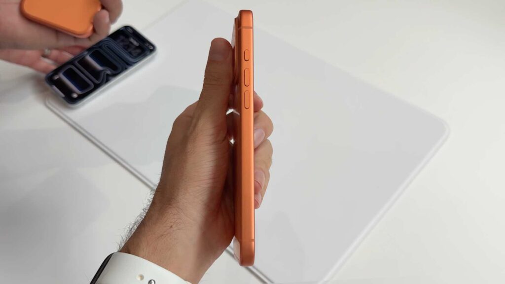L'iPhone 17 Pro est un des smartphones les plus épais du marché. L'arrondi facilite heureusement la prise en main. // Source : Numerama