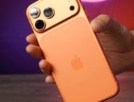 Le dos de l'iPhone 17 Pro Max est en deux parties. Le haut et les côtés sont en aluminium, une partie est en verre. // Source : Alfred Tertrais - Numerama