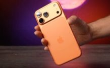 Le dos de l'iPhone 17 Pro Max est en deux parties. Le haut et les côtés sont en aluminium, une partie est en verre. // Source : Alfred Tertrais - Numerama