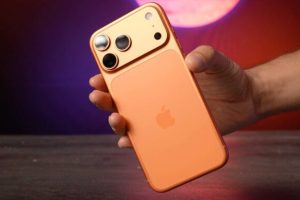 Le dos de l'iPhone 17 Pro Max est en deux parties. Le haut et les côtés sont en aluminium, une partie est en verre. // Source : Alfred Tertrais - Numerama