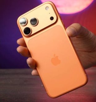 Le dos de l'iPhone 17 Pro Max est en deux parties. Le haut et les côtés sont en aluminium, une partie est en verre. // Source : Alfred Tertrais - Numerama