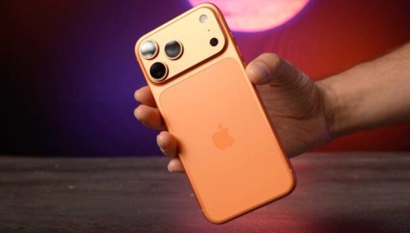 Le dos de l'iPhone 17 Pro Max est en deux parties. Le haut et les côtés sont en aluminium, une partie est en verre. // Source : Alfred Tertrais - Numerama Le dos de l'iPhone 17 Pro Max est en deux parties. Le haut et les côtés sont en aluminium, une partie est en verre. // Source : Alfred Tertrais - Numerama