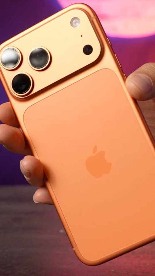 Le dos de l'iPhone 17 Pro Max est en deux parties. Le haut et les côtés sont en aluminium, une partie est en verre. // Source : Alfred Tertrais - Numerama