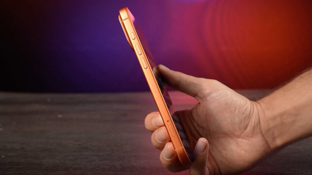 En Europe, l'iPhone 17 Pro Max a un emplacement Nano SIM. Sa présence retire quelques centimètres cube à la batterie.  // Source : Alfred Tertrais - Numerama