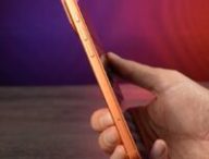 En Europe, l'iPhone 17 Pro Max a un emplacement Nano SIM. Sa présence retire quelques centimètres cube à la batterie.  // Source : Alfred Tertrais - Numerama