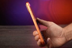 En Europe, l'iPhone 17 Pro Max a un emplacement Nano SIM. Sa présence retire quelques centimètres cube à la batterie.  // Source : Alfred Tertrais - Numerama