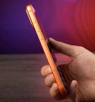 En Europe, l'iPhone 17 Pro Max a un emplacement Nano SIM. Sa présence retire quelques centimètres cube à la batterie.  // Source : Alfred Tertrais - Numerama
